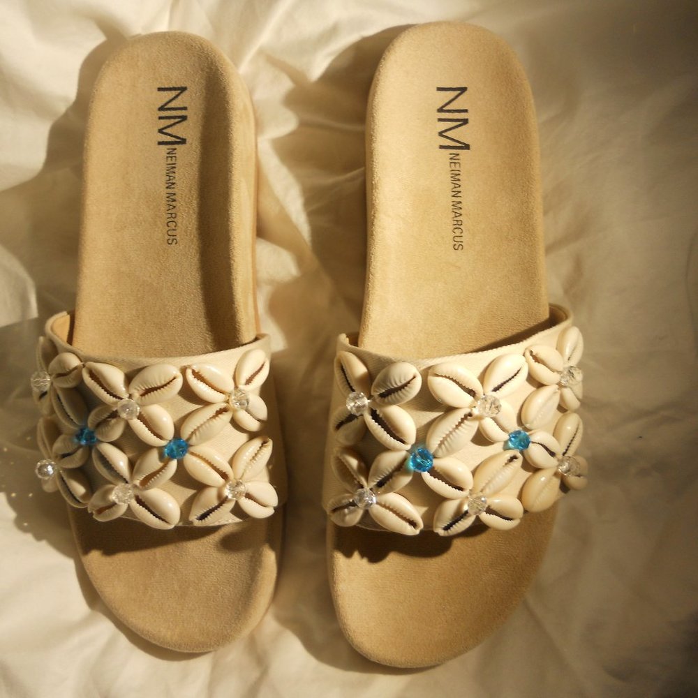 Neiman Marcus Alyssa Slide Sandals 7 cowrie shells Tan nwot
